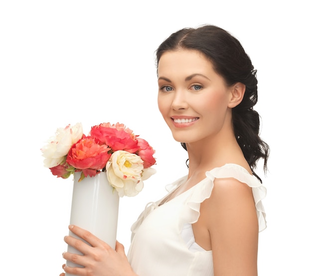 jeune et belle femme avec vase de fleurs