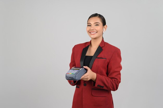 Photo jeune belle femme en vêtements formels pour officier sur fond blanc