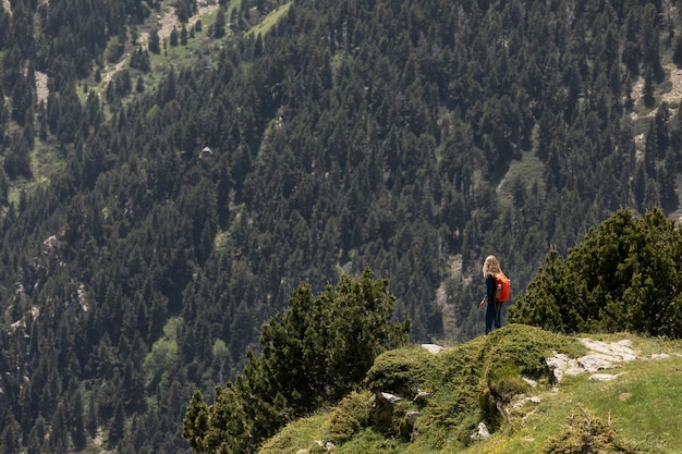 Photo jeune belle femme voyageant dans les montagnes