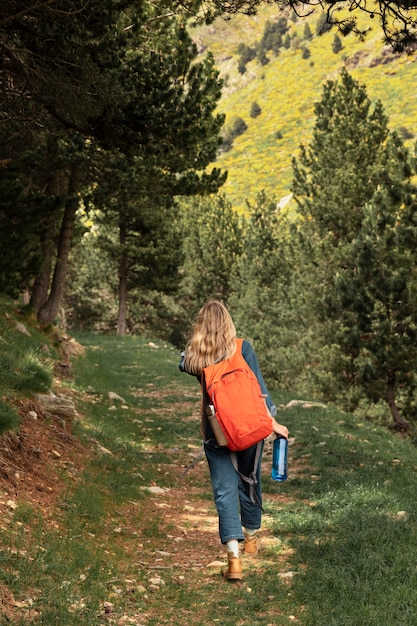 Jeune belle femme voyageant dans les montagnes