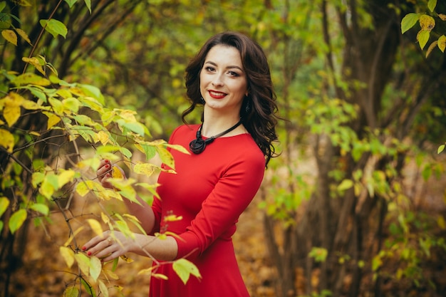 Jeune belle fille en attente d'une date dans le parc