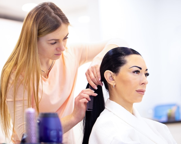 Jeune belle fille au coiffeur