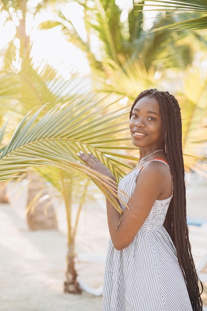 Jeune belle fille brésilienne restant sur la plage