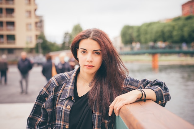 Jeune belle fille de cheveux brun roux