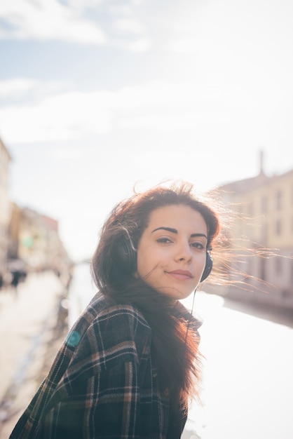 Jeune belle fille de cheveux brun roux