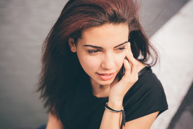 Jeune belle fille de cheveux brun roux