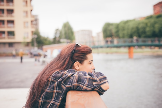 Jeune belle fille de cheveux brun roux