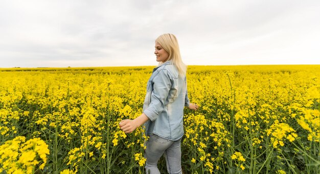 jeune belle fille dans le champ jaune.