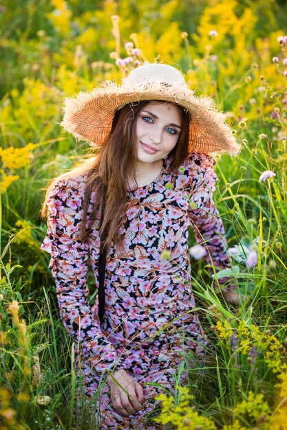 Jeune belle fille européenne au soleil couchant