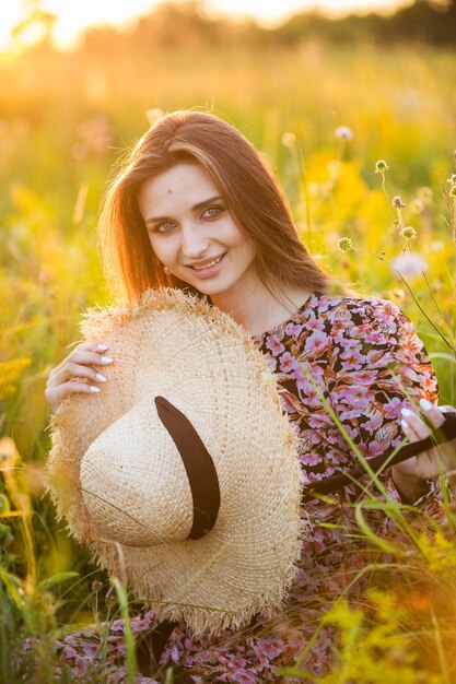 Jeune belle fille européenne au soleil couchant