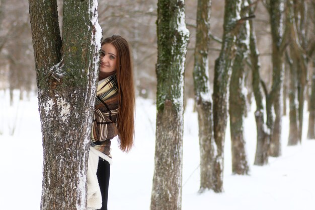 Jeune belle fille en hiver jour de neige à l'extérieur