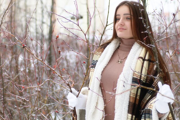 Jeune belle fille en hiver jour de neige à l'extérieur