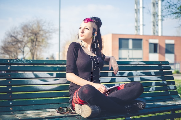 jeune belle fille noire punk avec tablette