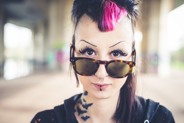 jeune belle fille noire punk