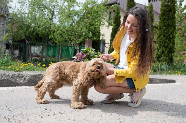 Jeune belle fille promener le chien par une journée ensoleillée.