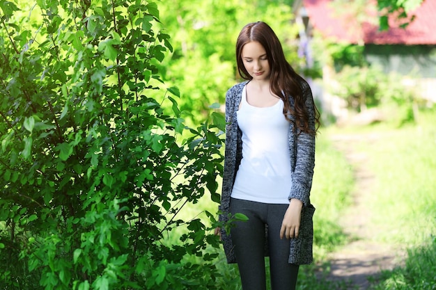 Jeune belle fille qui marche dans le parc