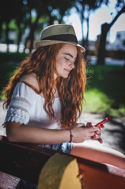 jeune belle fille rousse heureuse avec des taches de rousseur