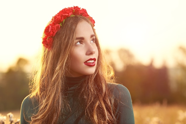 Jeune, belle, jolie fille regardant le coucher du soleil