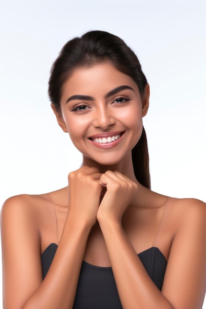 Jeune et belle mannequin indienne dans un concept de soin de la peau