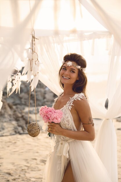 Jeune et belle mariée célébrant le mariage