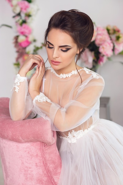 Jeune belle mariée avec une coiffure de mariage brune