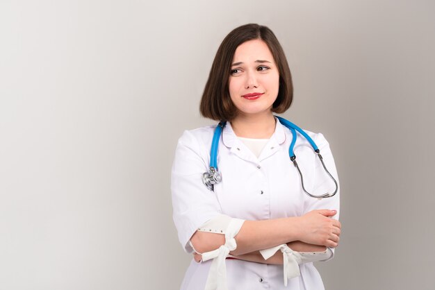 Jeune belle médecin dans son uniforme