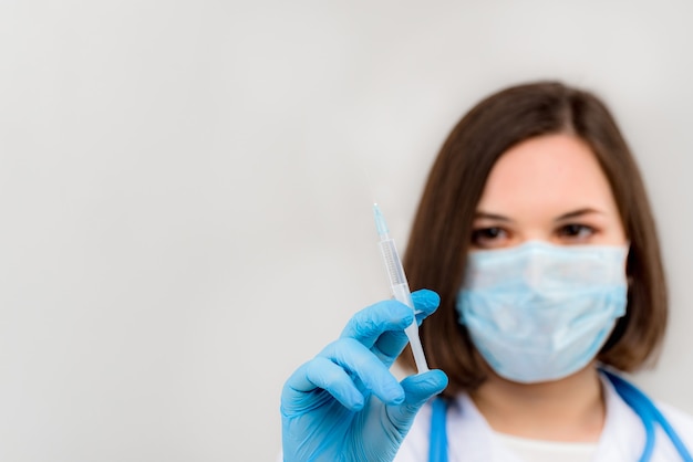 Jeune belle médecin dans son uniforme