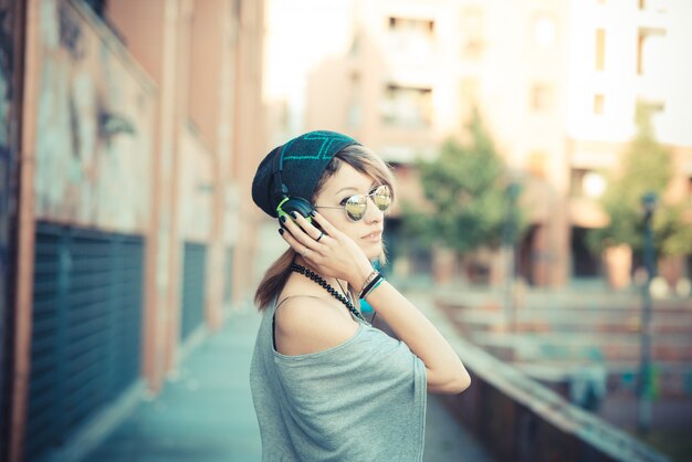 jeune belle modèle femme écoutant de la musique