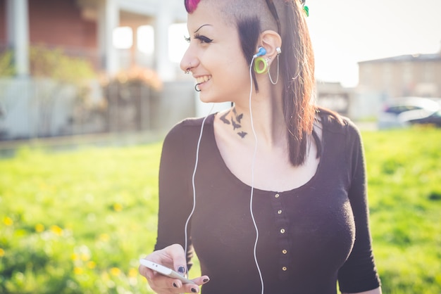 jeune belle punk fille noire écoute de la musique