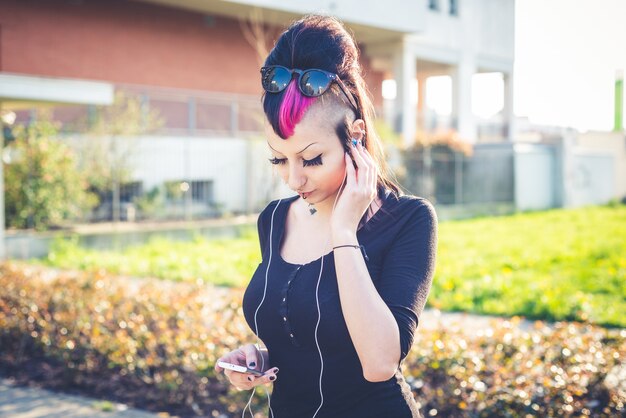 jeune belle punk fille noire écoute de la musique