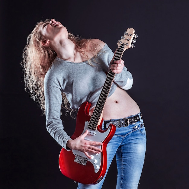 Jeune et belle rock girl jouant de la guitare électrique.la photo a un espace vide pour votre texte