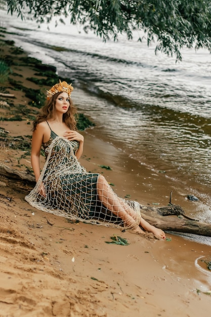 Jeune belle sirène femme close up est debout dans la sirène Cosplay d'eau de mer