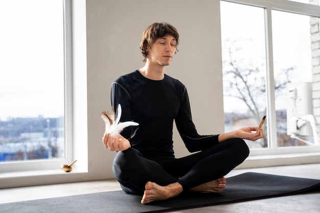 Photo jeune bénéficiant d'une retraite de yoga