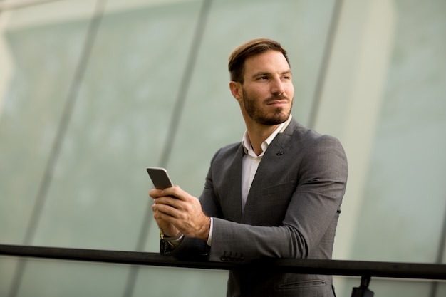 Jeune bisinessman avec téléphone portable