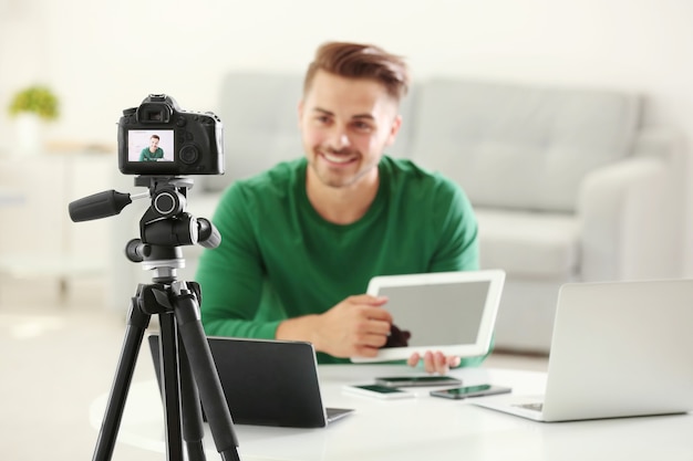 Jeune blogueur enregistrant une vidéo à la maison