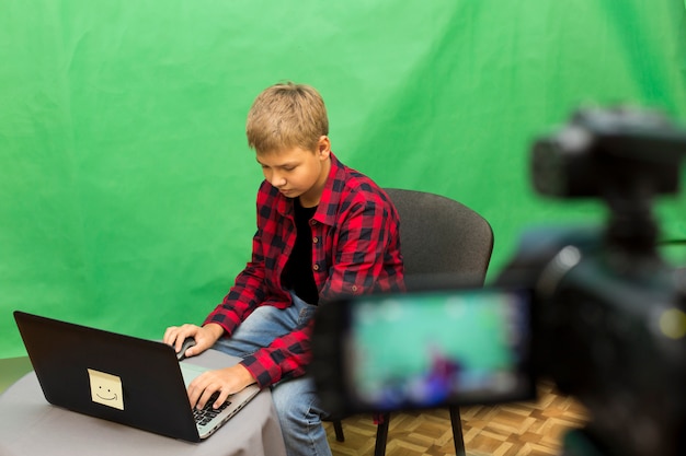 Un jeune blogueur enregistre une vidéo sur un green