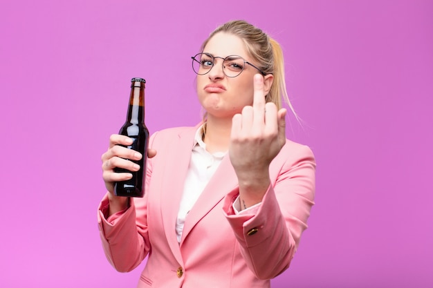 Jeune, blond, femme, avoir, bière