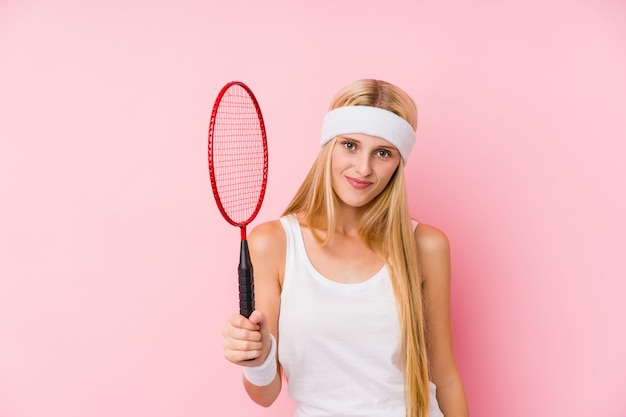 Jeune, blond, femme, jouer, badminton