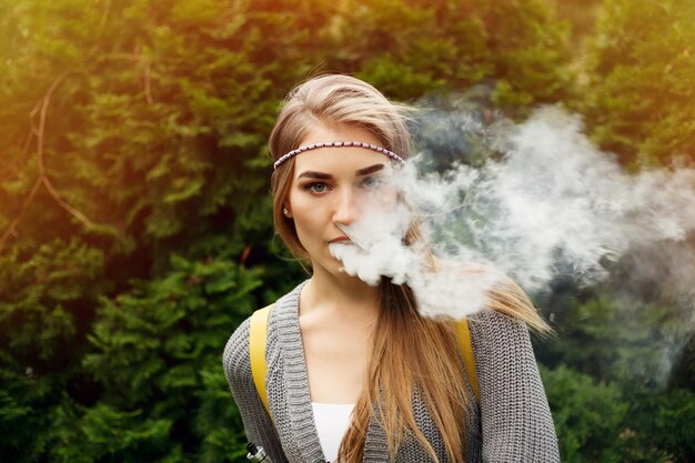 Photo une jeune blonde blanche qui fume.