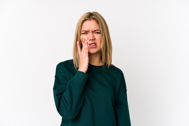 Jeune blonde caucasienne femme isolée ayant une forte douleur dentaire, mal molaire.