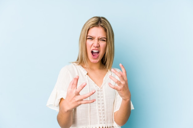 Jeune blonde caucasienne femme isolée hurlant de rage.