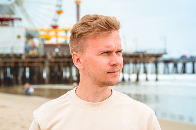 une jeune blonde à la plage de santa monica à los angeles