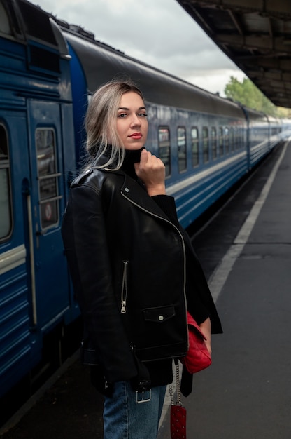 Jeune blonde se tient près du train