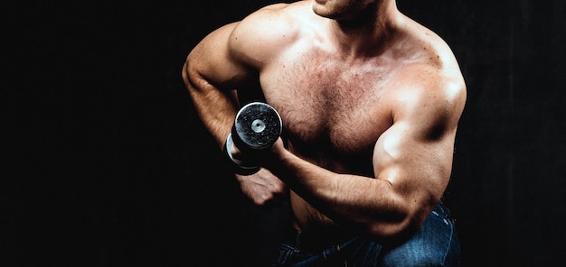 Jeune bodybuilder sur fond noir