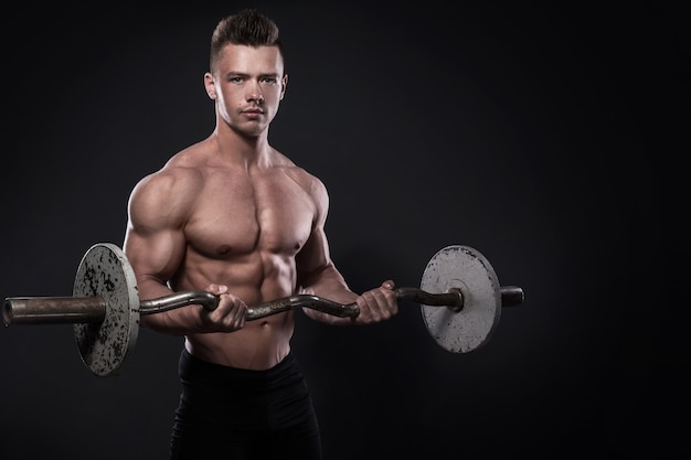 Jeune bodybuilder avec haltères