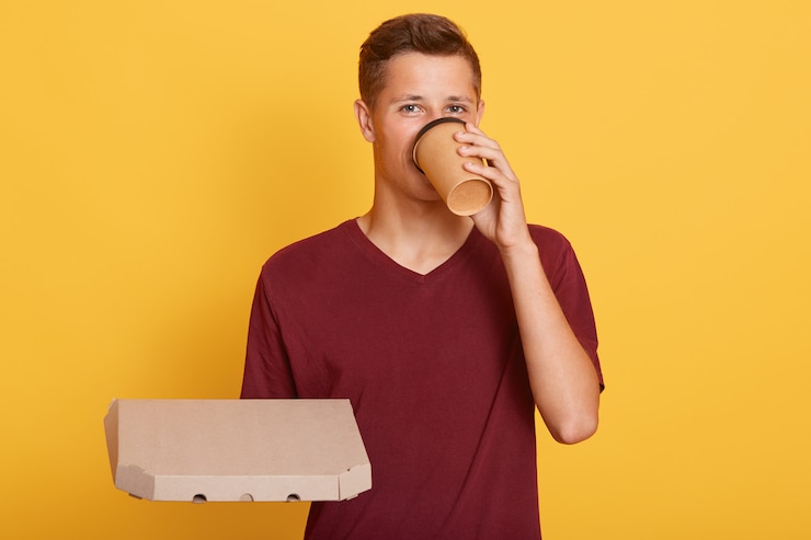 Photo jeune, boire, café, tenue, grand, pizza, mains