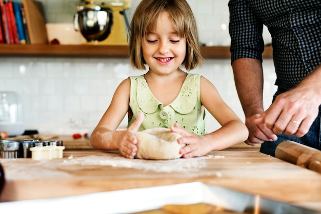 Jeune boulanger caucasien