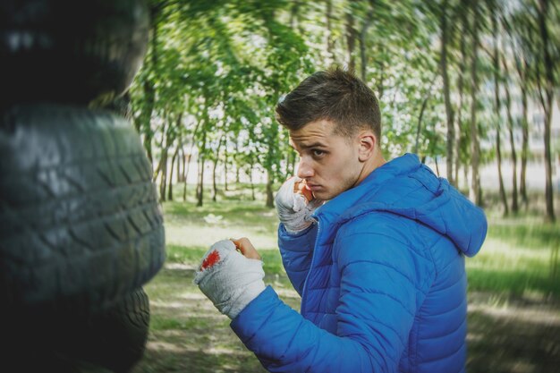 Jeune boxeur à l'entraînement