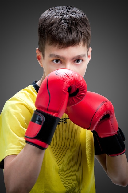 Jeune boxeur en gants rouges