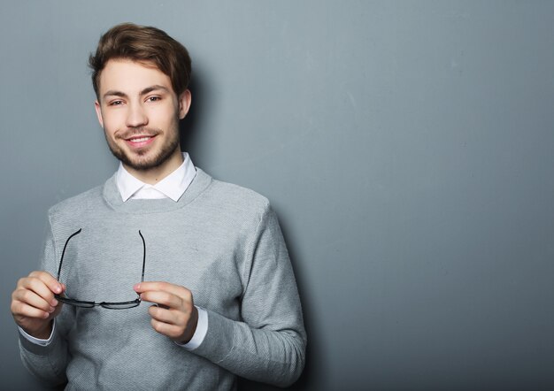 Jeune, branché, lunettes, Sourire, projectile studio